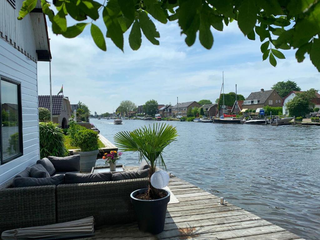 Holiday home at the water, fire place, boat and SUP rent, near Amsterdam - Holiday Home