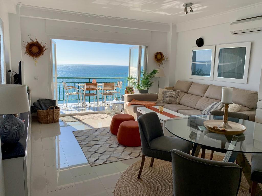 een woonkamer met uitzicht op de oceaan bij Beachfront apartment in Fuengirola in Fuengirola