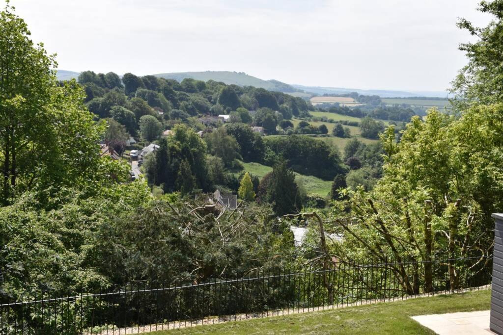 uma vista para o campo a partir de uma casa com árvores em The View em Shaftesbury