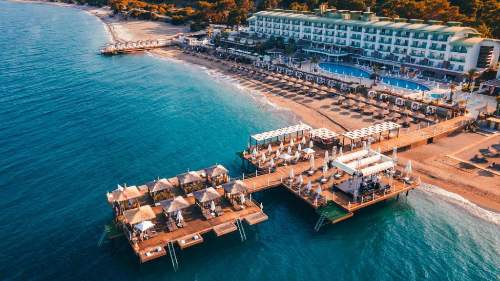 uma vista aérea de um resort sobre a água em Corendon Playa Kemer Hotel em Beldibi