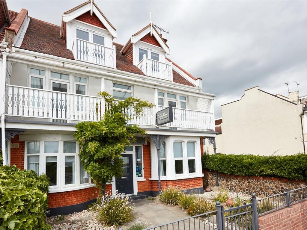 Una gran casa blanca con balcones blancos. en Beaches Guest House en Southend-on-Sea