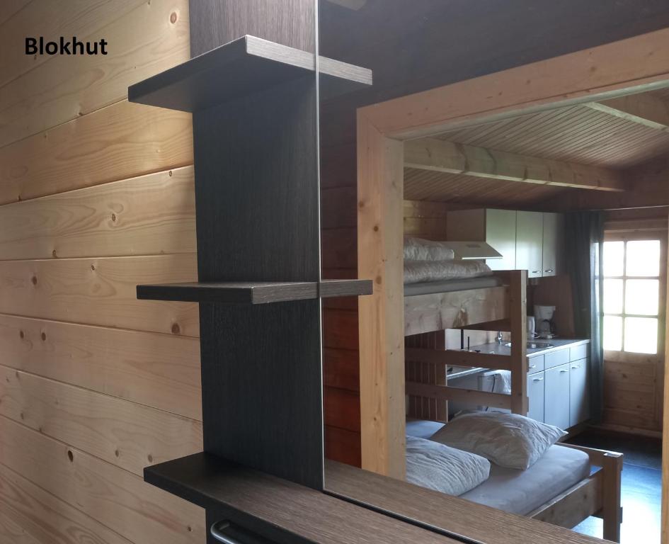 ZwiggelteにあるtHoefijzer Luxere Blokhutten - 5 personenのキャビン内の二段ベッド2台が備わる客室です。