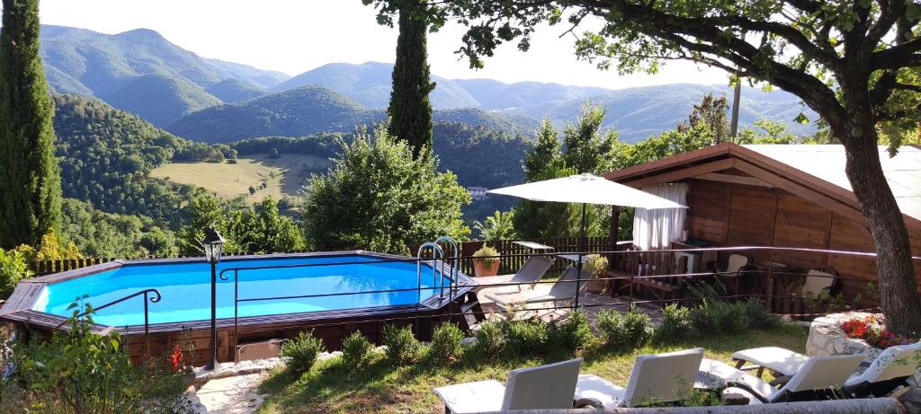 a swimming pool with a view of mountains at CASALE SPOLETO in Spoleto