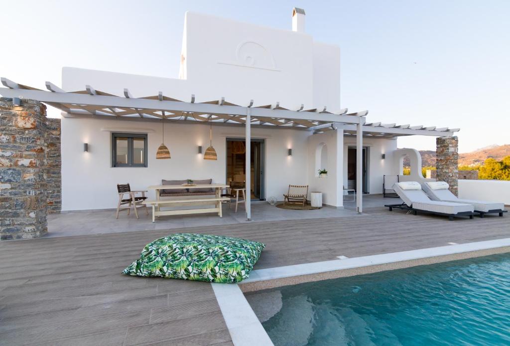 Basen w obiekcie Isalos Villas with private pool lub w pobliżu