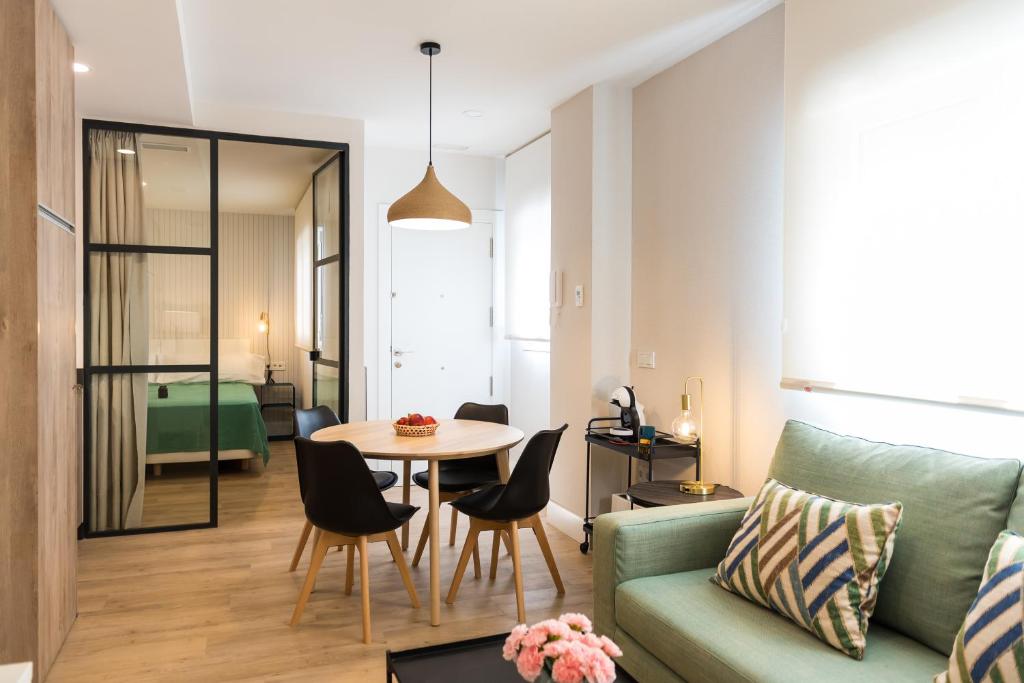 salon z zieloną kanapą i stołem w obiekcie TreeTriana w Sewilli