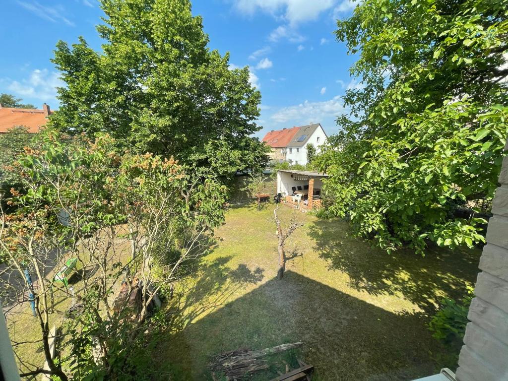 an aerial view of a yard with trees and a house at Freundliche Zweiraumwohnung in ruhiger Lage in Cottbus