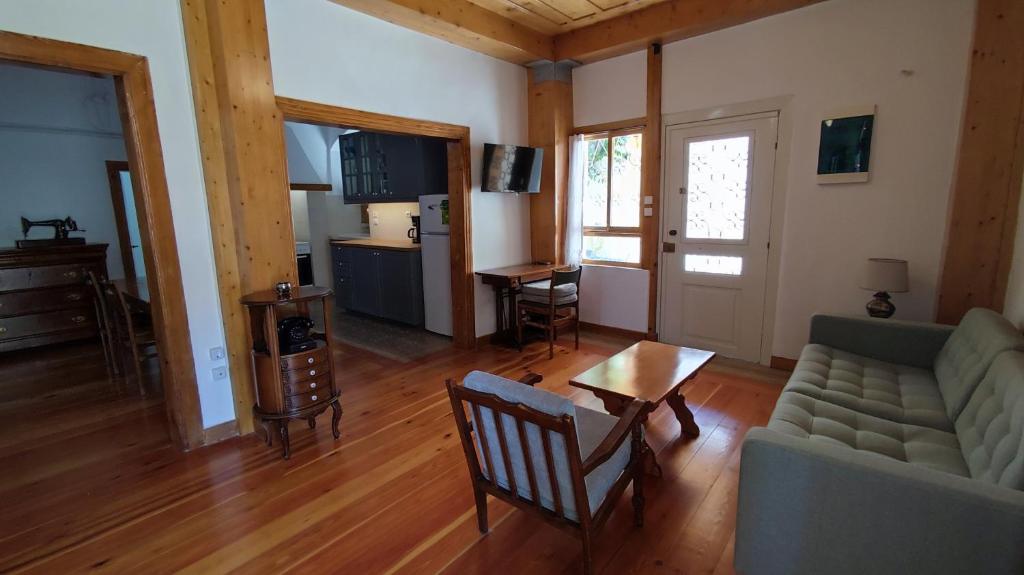 A Painter's House in Plaka - 12