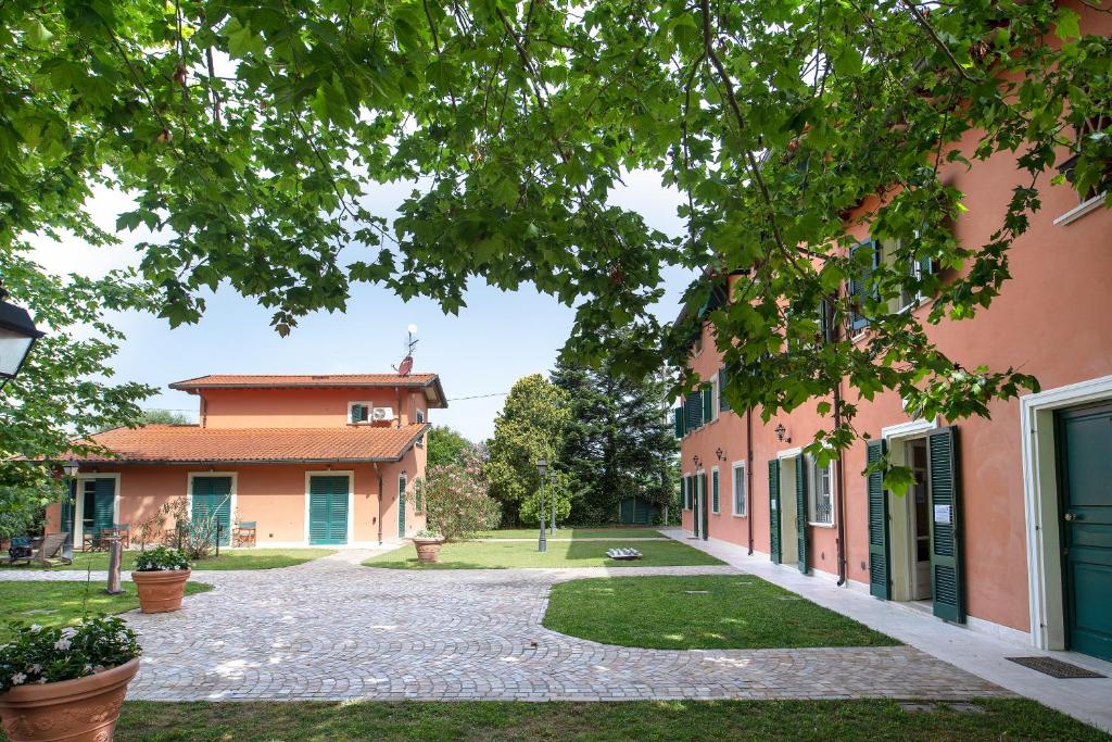 an alley in front of a building at Relais Villa Isabel in Pietrasanta