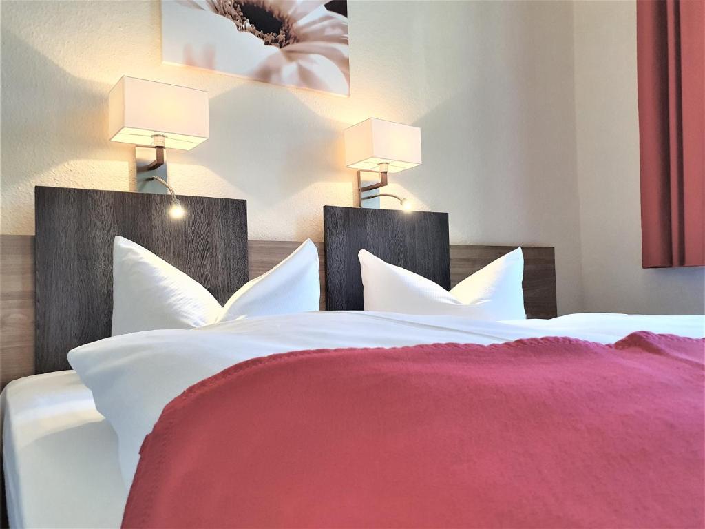 Postel nebo postele na pokoji v ubytování Melarose Feng Shui Hotel