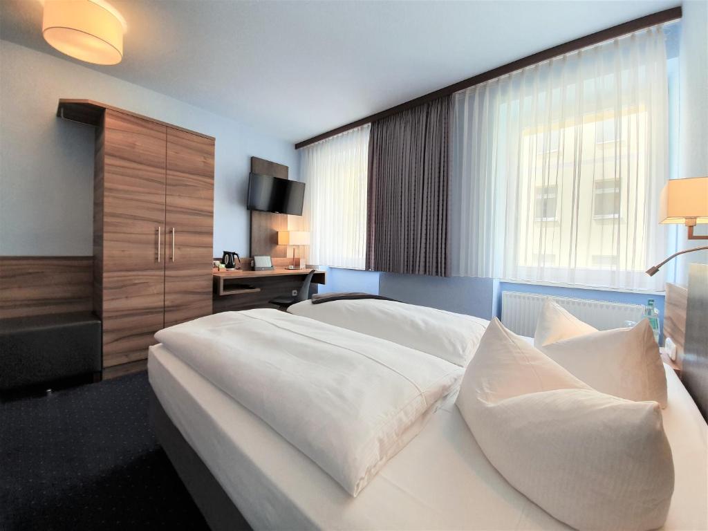 Postel nebo postele na pokoji v ubytování Melarose Feng Shui Hotel