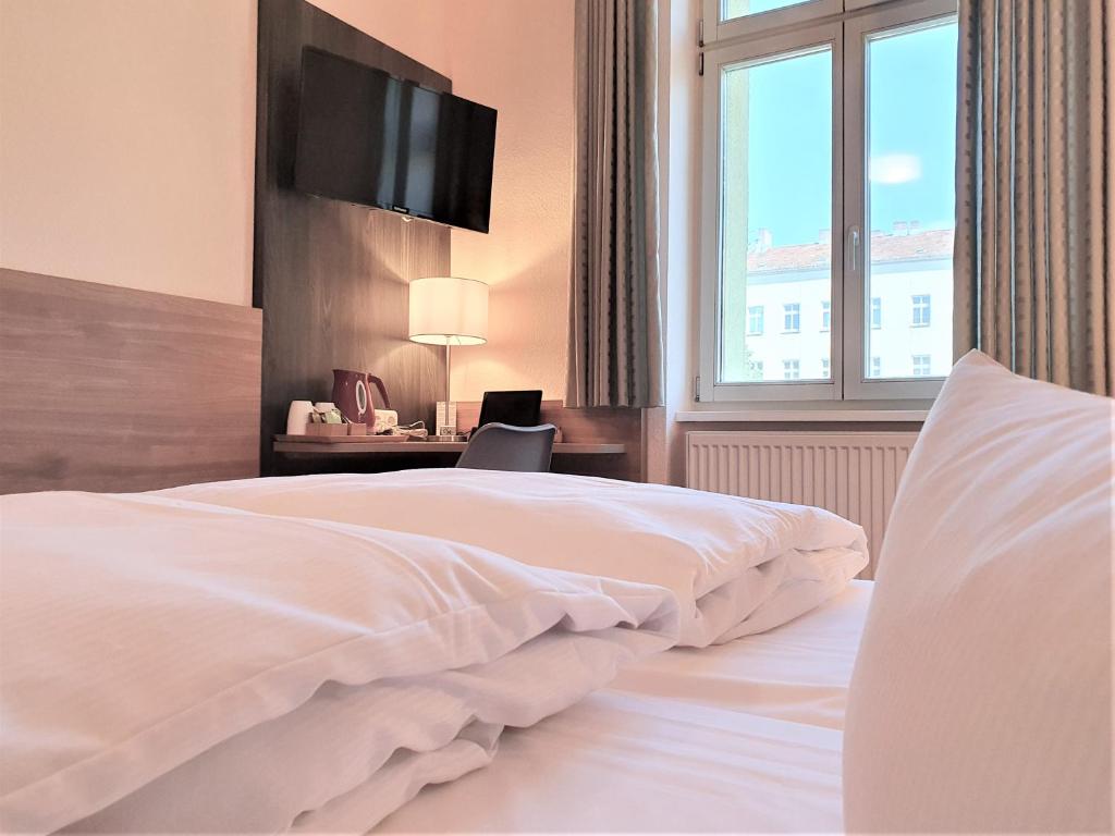 Postel nebo postele na pokoji v ubytování Melarose Feng Shui Hotel