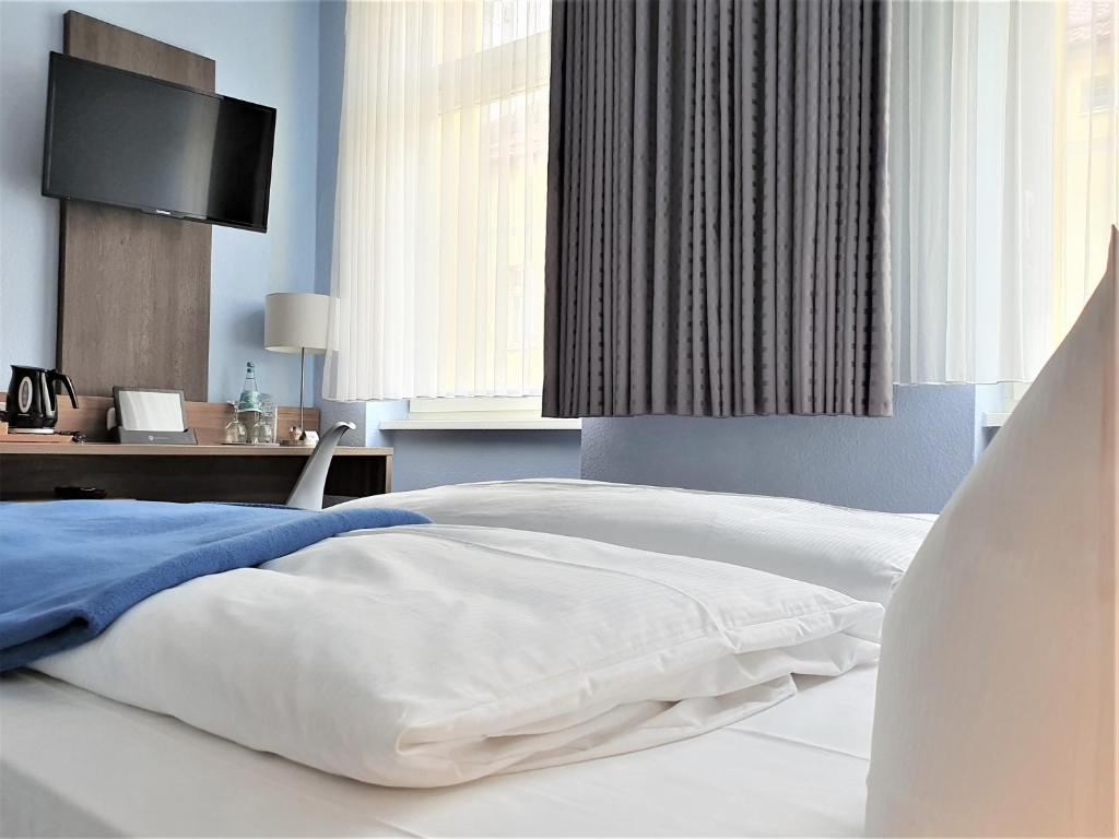 Postel nebo postele na pokoji v ubytování Melarose Feng Shui Hotel
