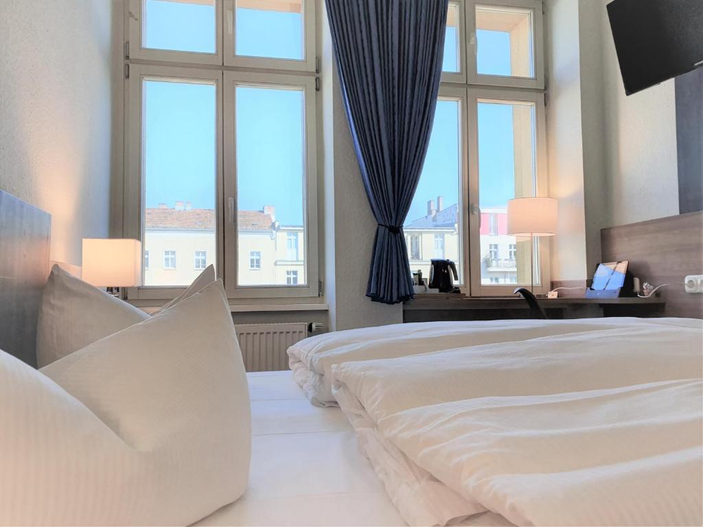 Postel nebo postele na pokoji v ubytování Melarose Feng Shui Hotel