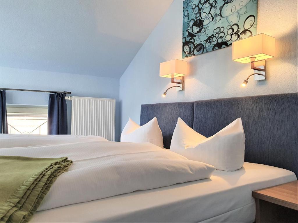 Postel nebo postele na pokoji v ubytování Melarose Feng Shui Hotel