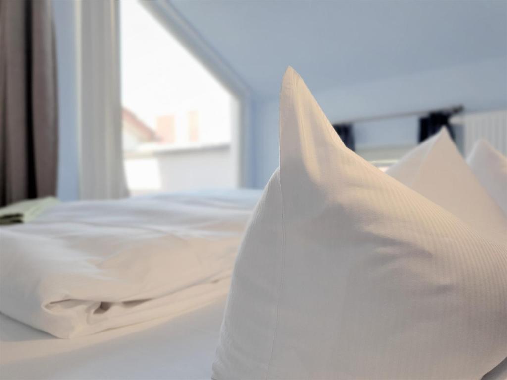 Postel nebo postele na pokoji v ubytování Melarose Feng Shui Hotel