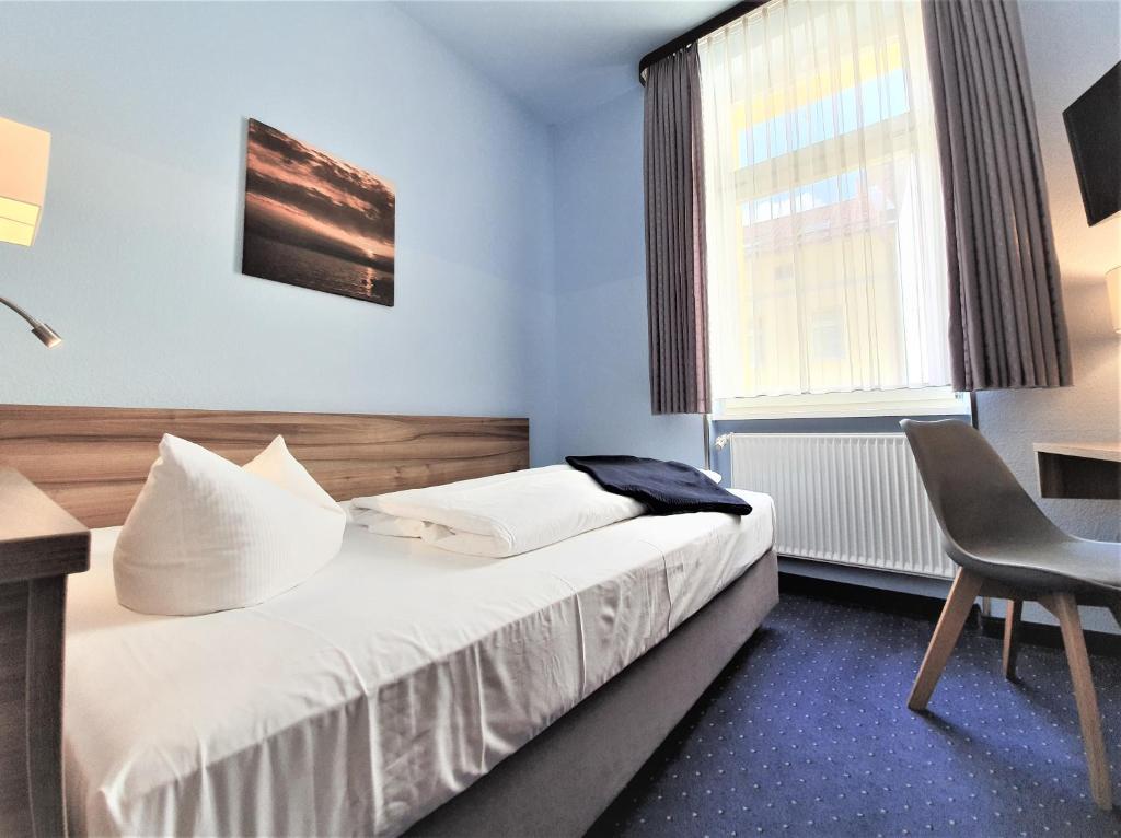 Postel nebo postele na pokoji v ubytování Melarose Feng Shui Hotel