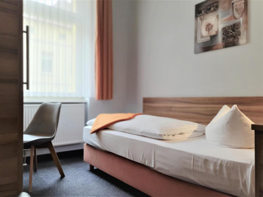 Postel nebo postele na pokoji v ubytování Melarose Feng Shui Hotel