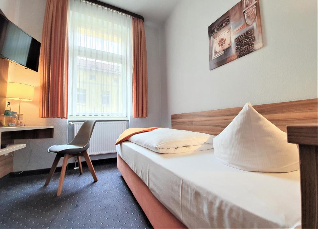Postel nebo postele na pokoji v ubytování Melarose Feng Shui Hotel