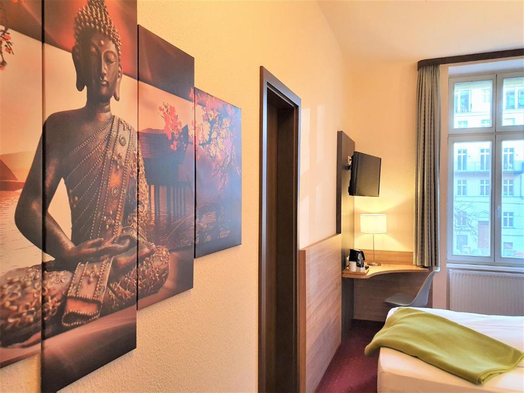 Postel nebo postele na pokoji v ubytování Melarose Feng Shui Hotel