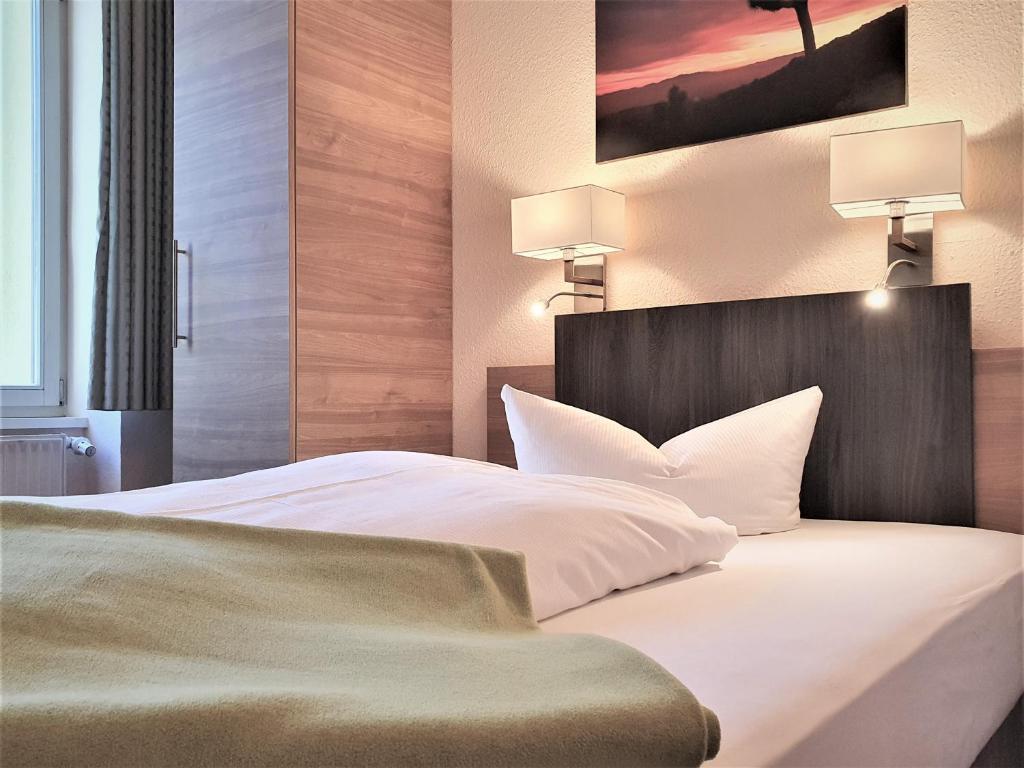 Postel nebo postele na pokoji v ubytování Melarose Feng Shui Hotel