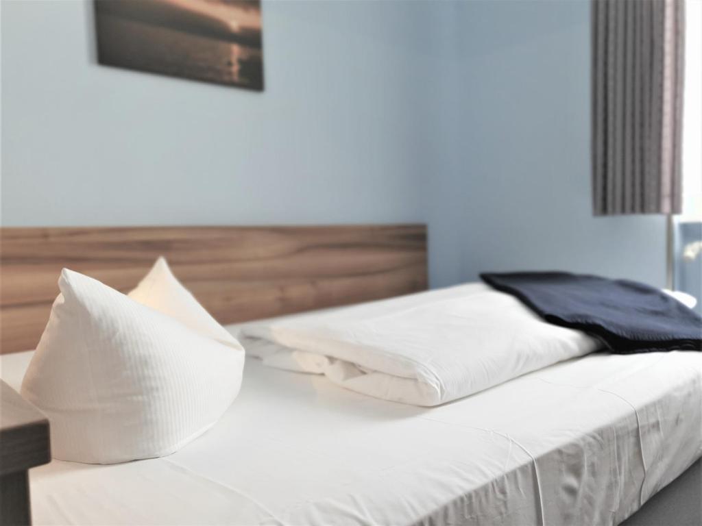 Postel nebo postele na pokoji v ubytování Melarose Feng Shui Hotel