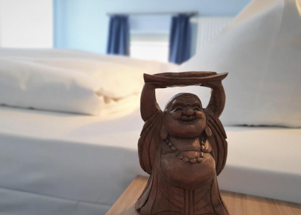 Postel nebo postele na pokoji v ubytování Melarose Feng Shui Hotel