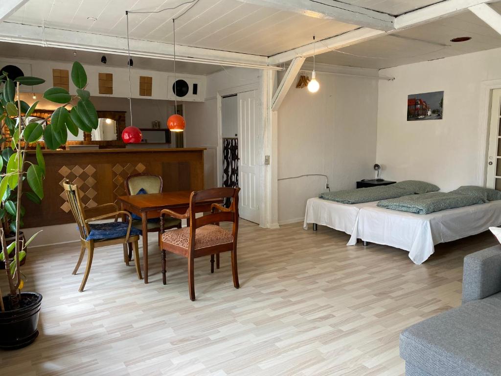 Postel nebo postele na pokoji v ubytování Studio Apartment in the heart of Højer