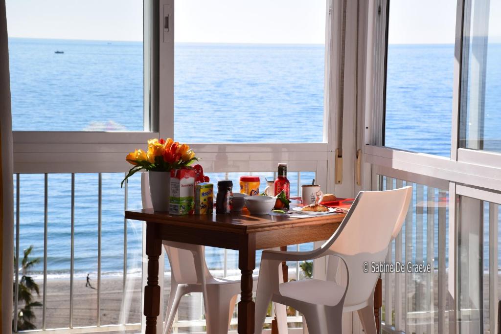 - une table sur un balcon avec vue sur l'océan dans l'établissement Ruselo-R706, à Torrox Costa