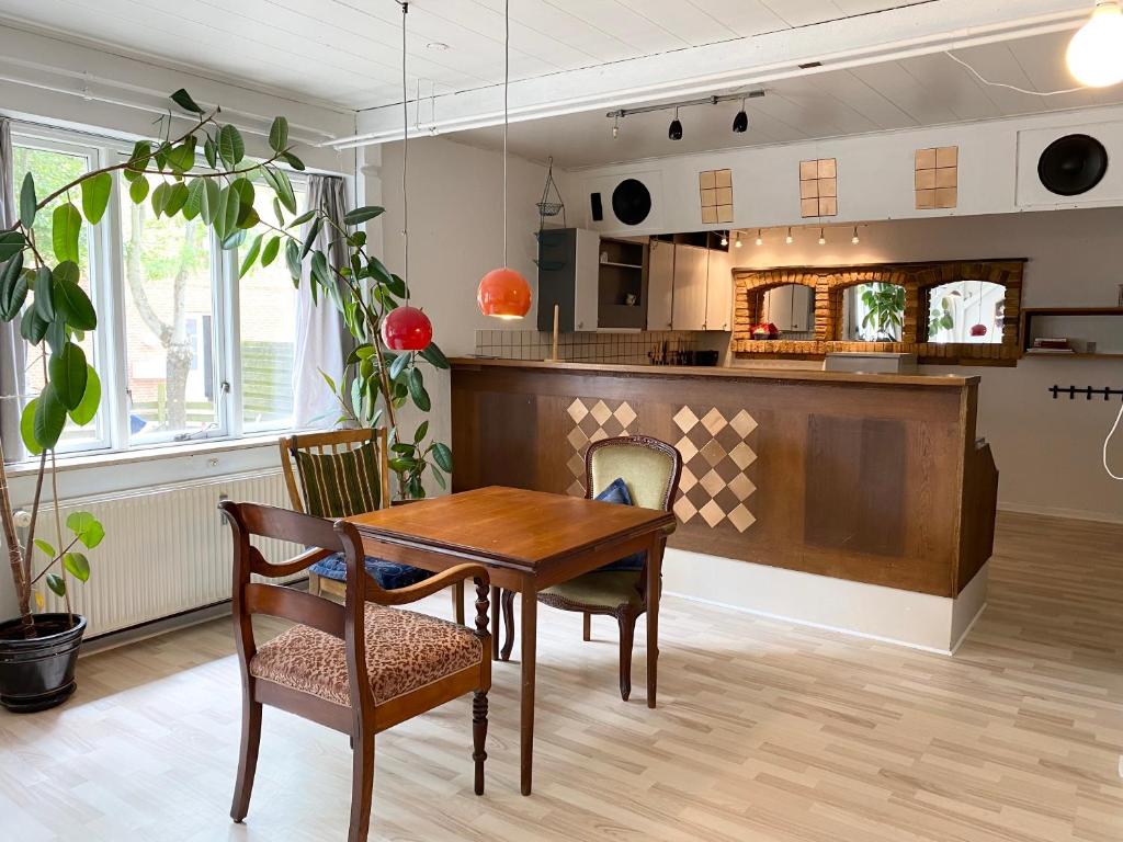 Kuchyň nebo kuchyňský kout v ubytování Studio Apartment in the heart of Højer