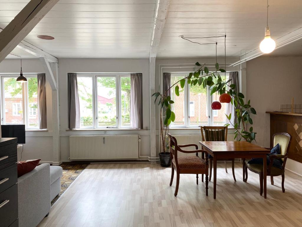 Posezení v ubytování Studio Apartment in the heart of Højer