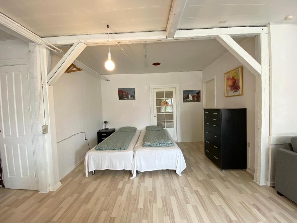 Postel nebo postele na pokoji v ubytování Studio Apartment in the heart of Højer