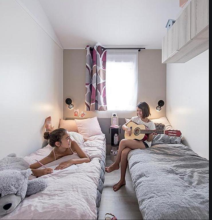 Postel nebo postele na pokoji v ubytování Mobilhomes Quiberon Camping Conguel - Bord de Mer