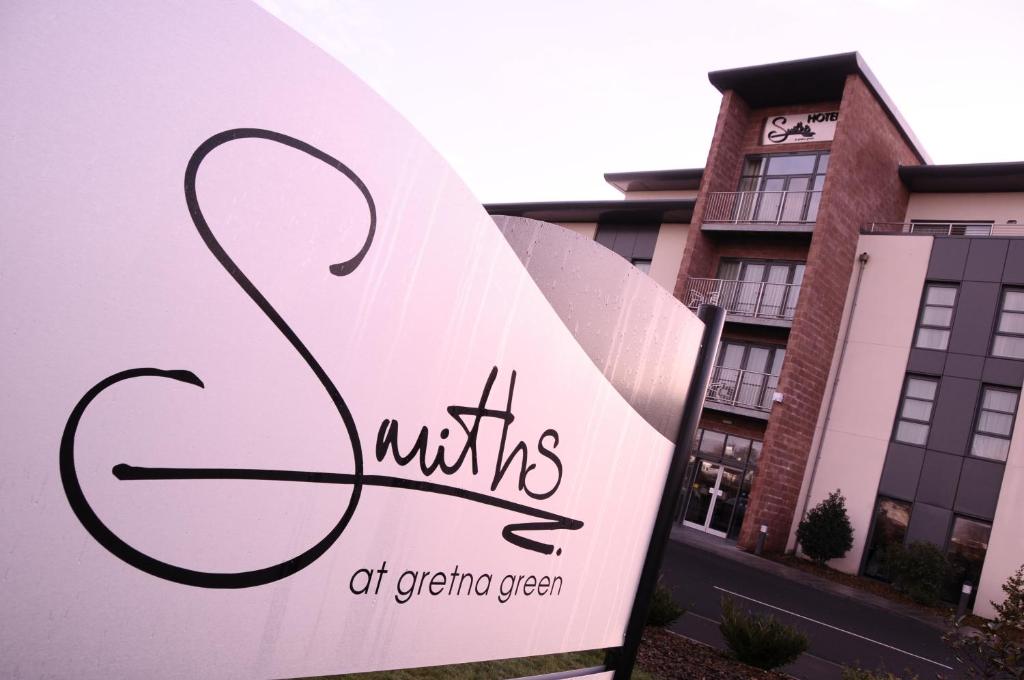 una señal para las unidades de un verde aristocrático en Smiths At Gretna Green Hotel, en Gretna Green