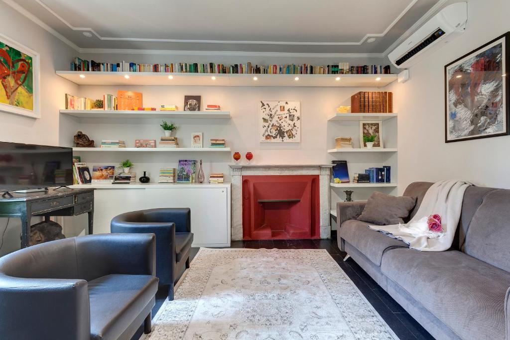 uma sala de estar com dois sofás e uma lareira em Mamo Florence - Sophia Apartment em Florença