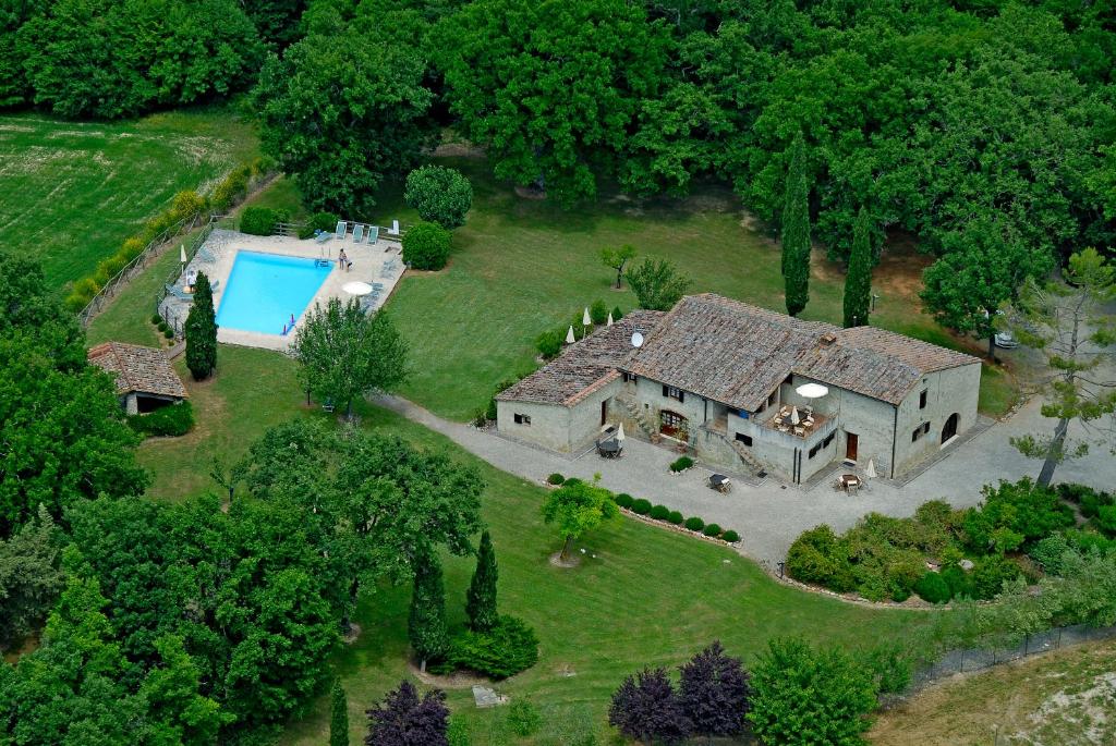 Bazén v ubytovaní Fattoria Agriturismo Nerbona alebo v jeho blízkosti