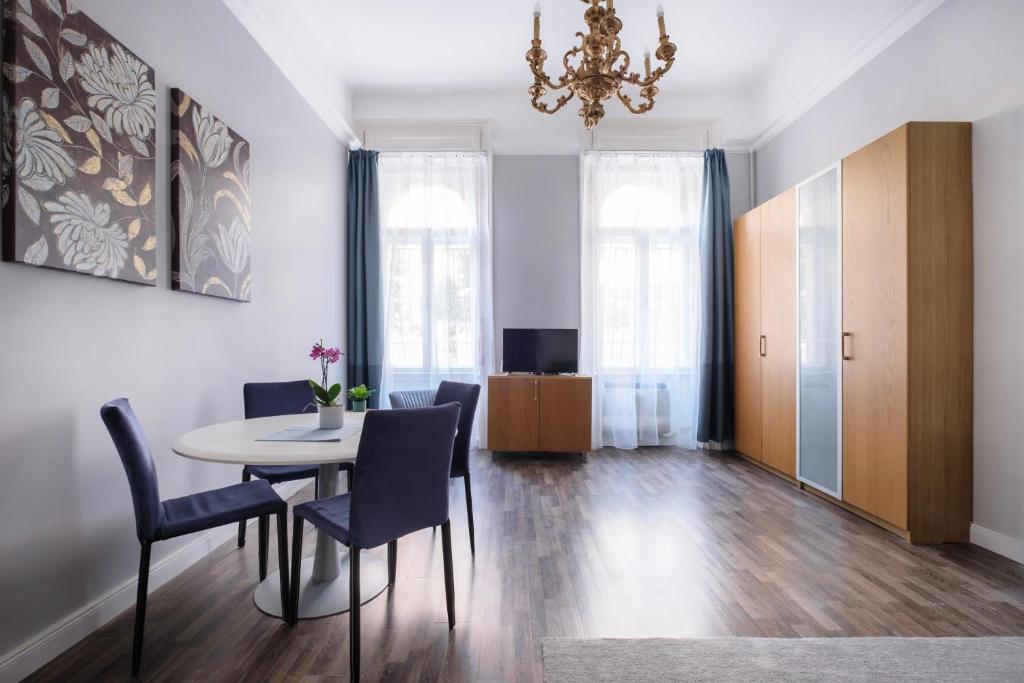 Posezení v ubytování New York Cafe Apartment in Center