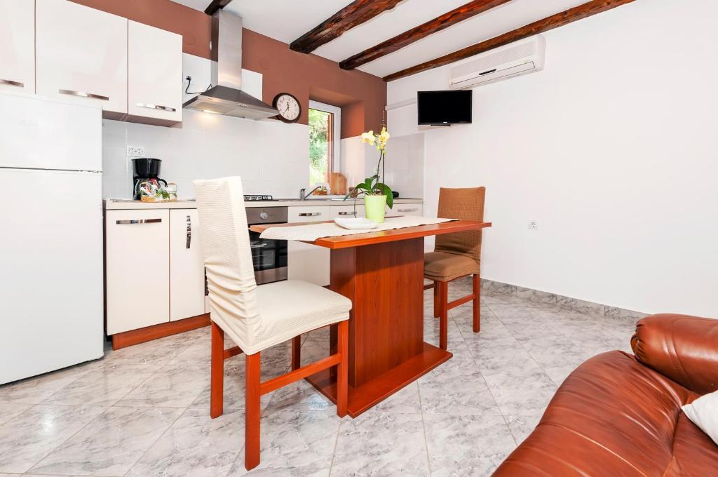 Kuchyň nebo kuchyňský kout v ubytování Apartment Pino