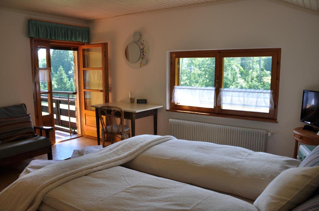Postel nebo postele na pokoji v ubytování Chalet Barbara in Valle di Sella