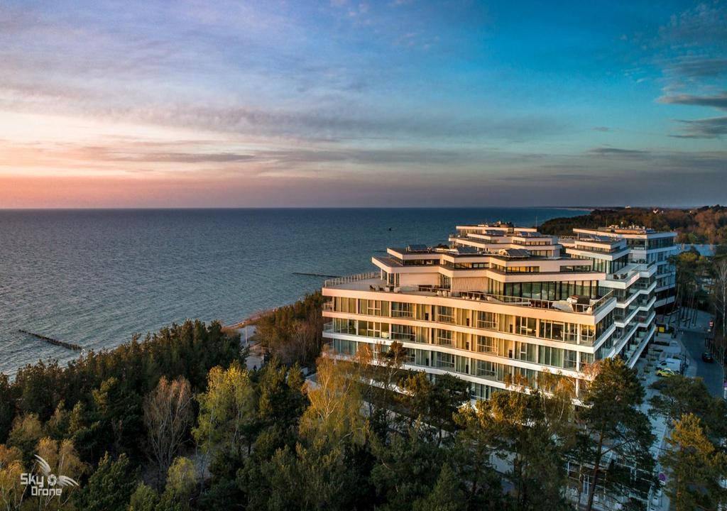 ミエルノにあるDune Beach Resortの水辺の大きな建物の空中ビュー