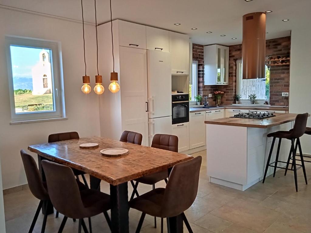 Kuchnia lub aneks kuchenny w obiekcie Casa di Marko-NEW MODERN RUSTIC HOUSE with pool AND SPACIOUS GARDEN!