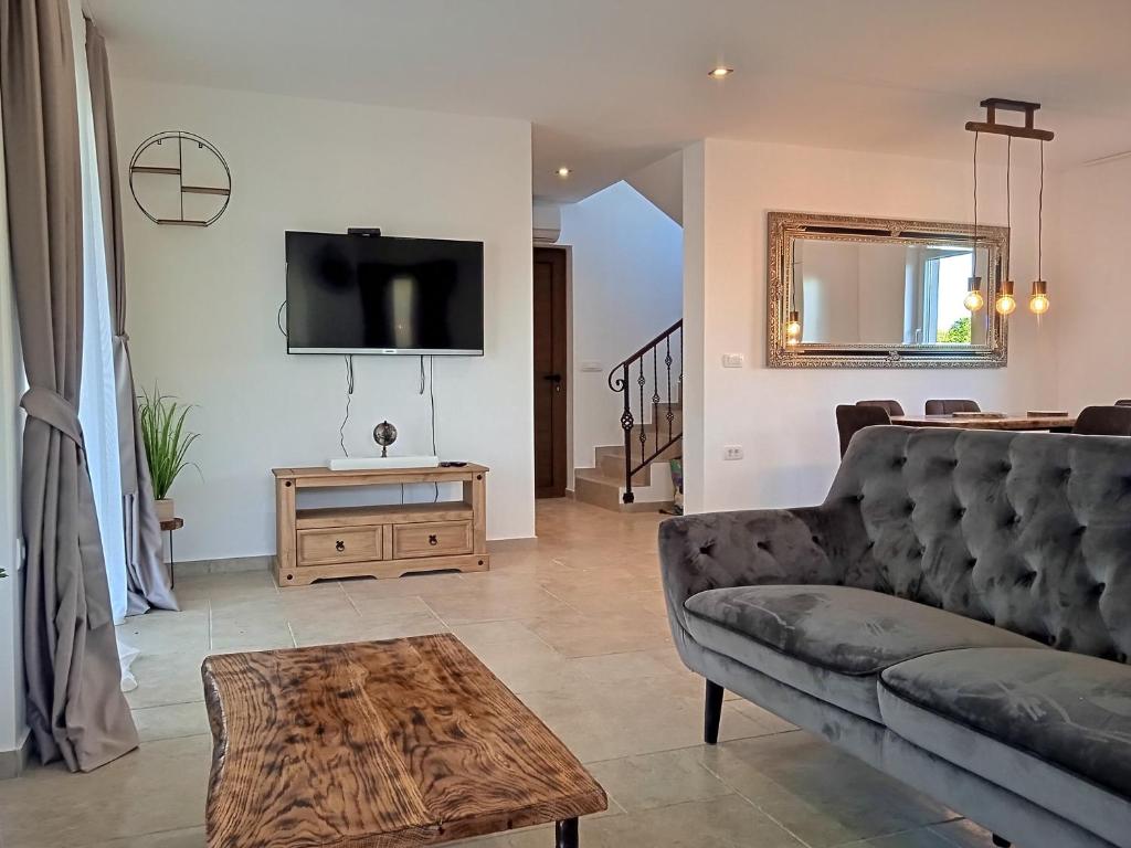 Telewizja i/lub zestaw kina domowego w obiekcie Casa di Marko-NEW MODERN RUSTIC HOUSE with pool AND SPACIOUS GARDEN!