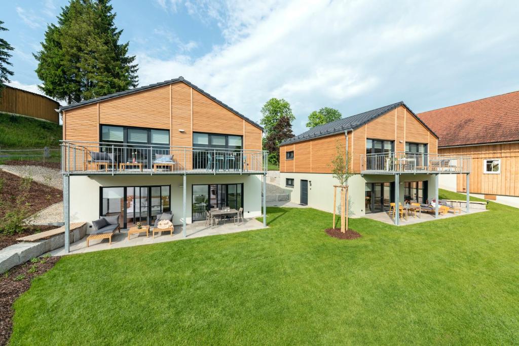 an image of a house with a yard at BLEIBE4 Ferienwohnungen in Wunsiedel