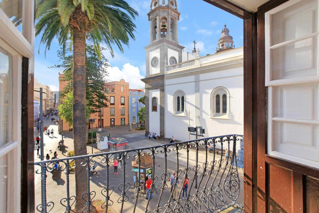 een balkon met uitzicht op een straat en een kerk bij Apto El balcón de la Catedral in La Laguna