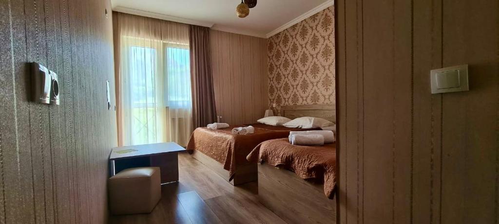 Ένα ή περισσότερα κρεβάτια σε δωμάτιο στο Kazbegi Inn