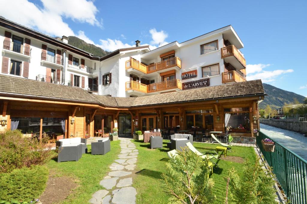 um hotel com vista para o rio em Hôtel de L'Arve by HappyCulture em Chamonix-Mont-Blanc