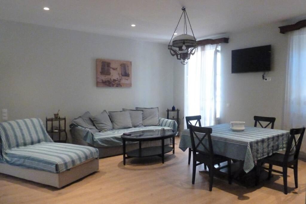 un soggiorno con divano e tavolo di ''Dei Vecchi'' apartment in Kerkyra a Città di Corfù