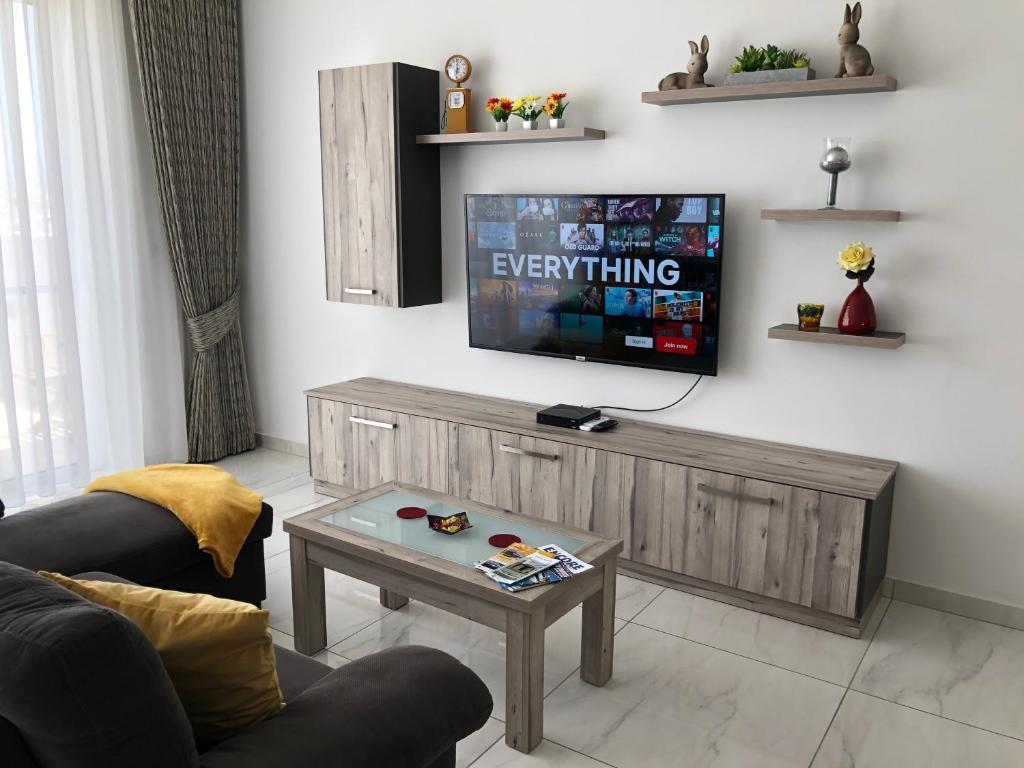TV a/nebo společenská místnost v ubytování Penthouse in Marsaxlokk with panoramic views: 3 bedrooms, 2 baths