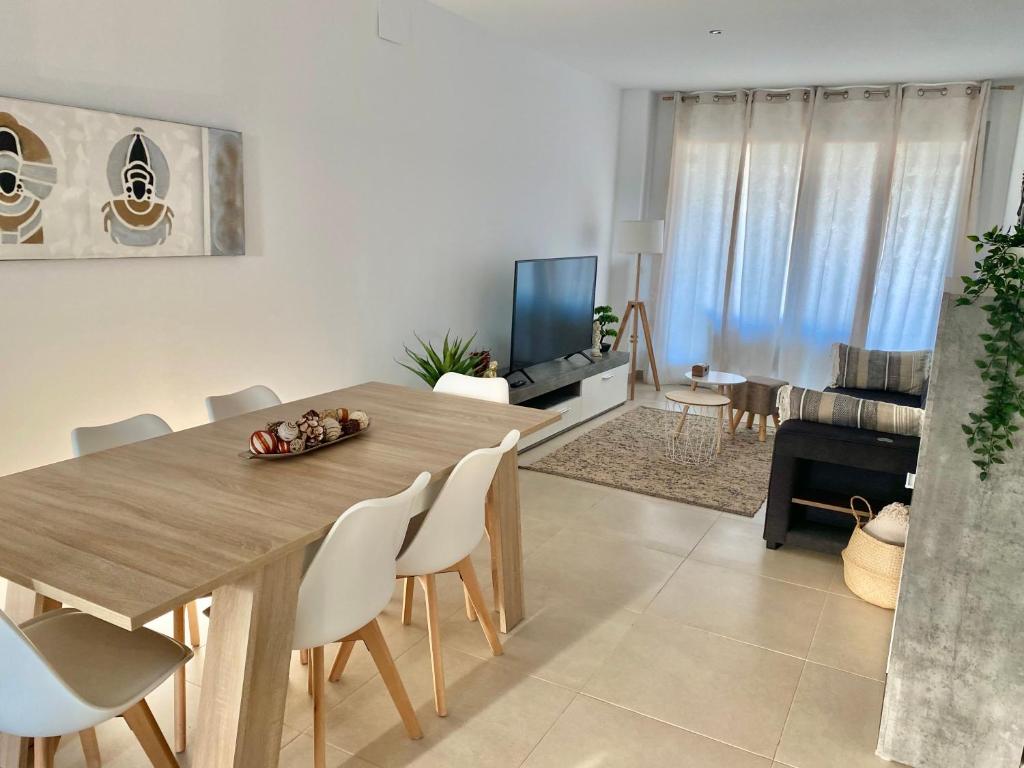 Televízia a/alebo spoločenská miestnosť v ubytovaní Apartamento playa y club náutico a 150m
