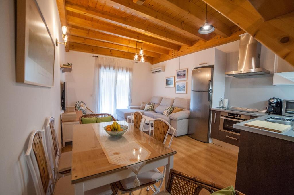 cocina y sala de estar con mesa en Alojamiento Aguilar, en Arroyo Frío