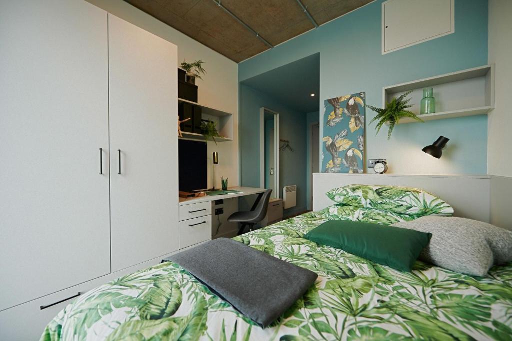 Voodi või voodid majutusasutuse Modern 3 Bedroom Apartments and Private Bedrooms at The Loom in Dublin toas